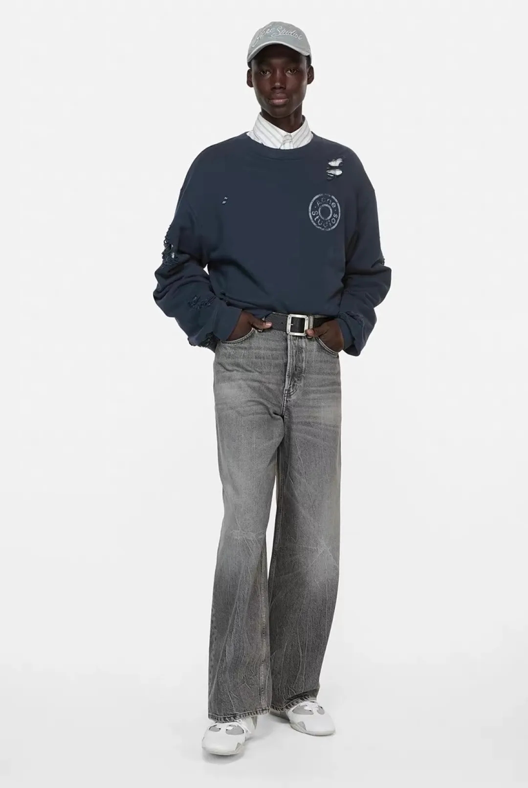135 Acne Studios' minimalist design has become a new Nordic myth through artistic precipitation and sublimation. The typical cold style design has made fashion people who pursue low-key luxury become his loyal fans. Color: Navy Blue ACNE badge ripped sweatshirt Fabric: 32s 85% slub cotton + 15% linen blended fabric with comfortable upper body feel Custom-woven and dyed yarn Craftsmanship: The logo is printed using a specially imported screen glue printing process The whole fake two-piece presentation looks like short sleeves and long sleeves Details: All accessories are customized The level of fineness can be compared with domestic Cross-border special Size table: S (chest 51, clothing length 68, sleeve length 61 Shoulder width 49.5) M (chest 53, dress length 70, sleeve length 62, shoulder width 51) L (chest 55, dress length 72, sleeve length 63, shoulder width 52.5) 175-180cm, weight 150-170kg L 180-185cm, weight 170-190kg XL